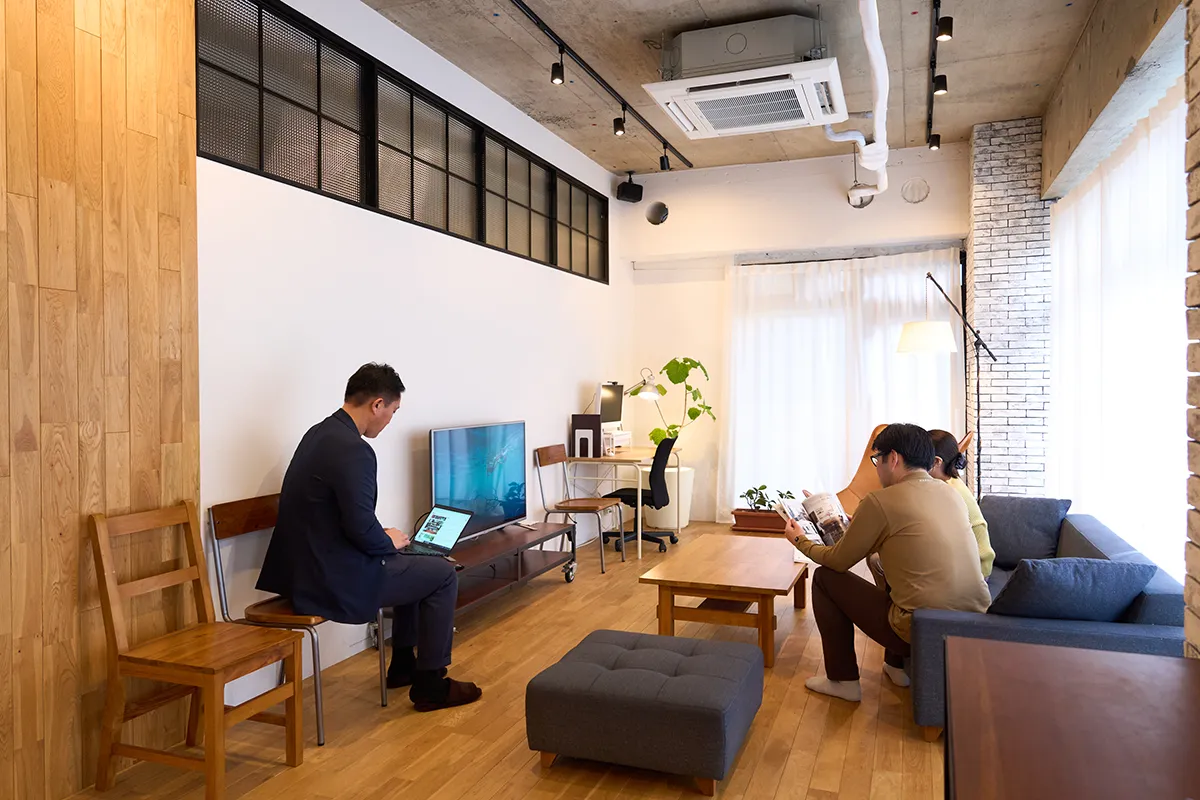 リノベーションの相談をする家族とスタッフの様子