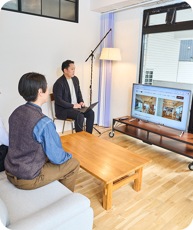 テーブルを囲んで話し合う様子