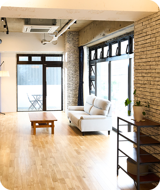 キッチンカウンターで作業する様子