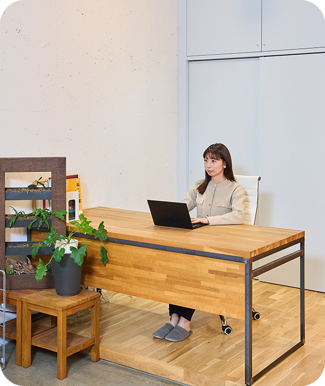 資料を広げて検討する手元