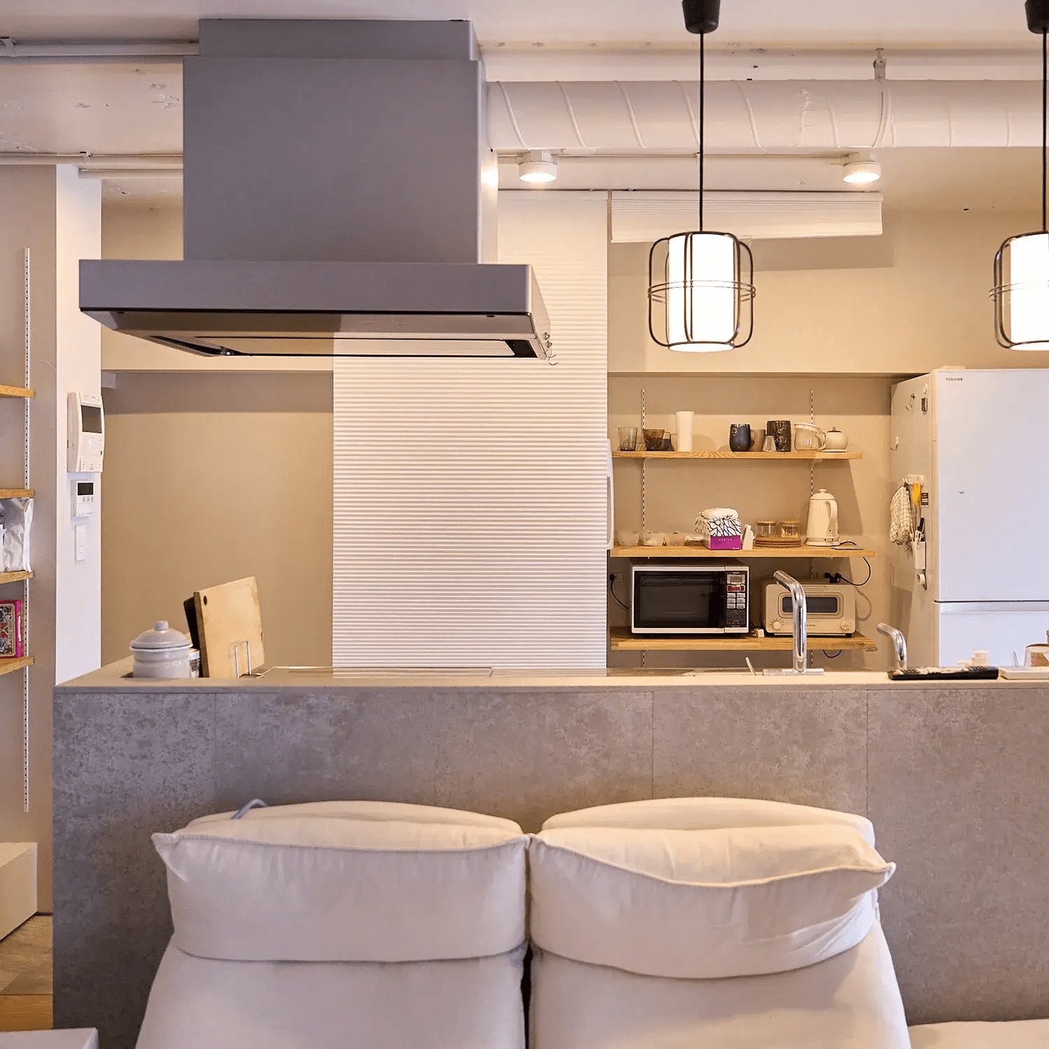 対面キッチンとオープン棚のあるナチュラルなキッチン空間