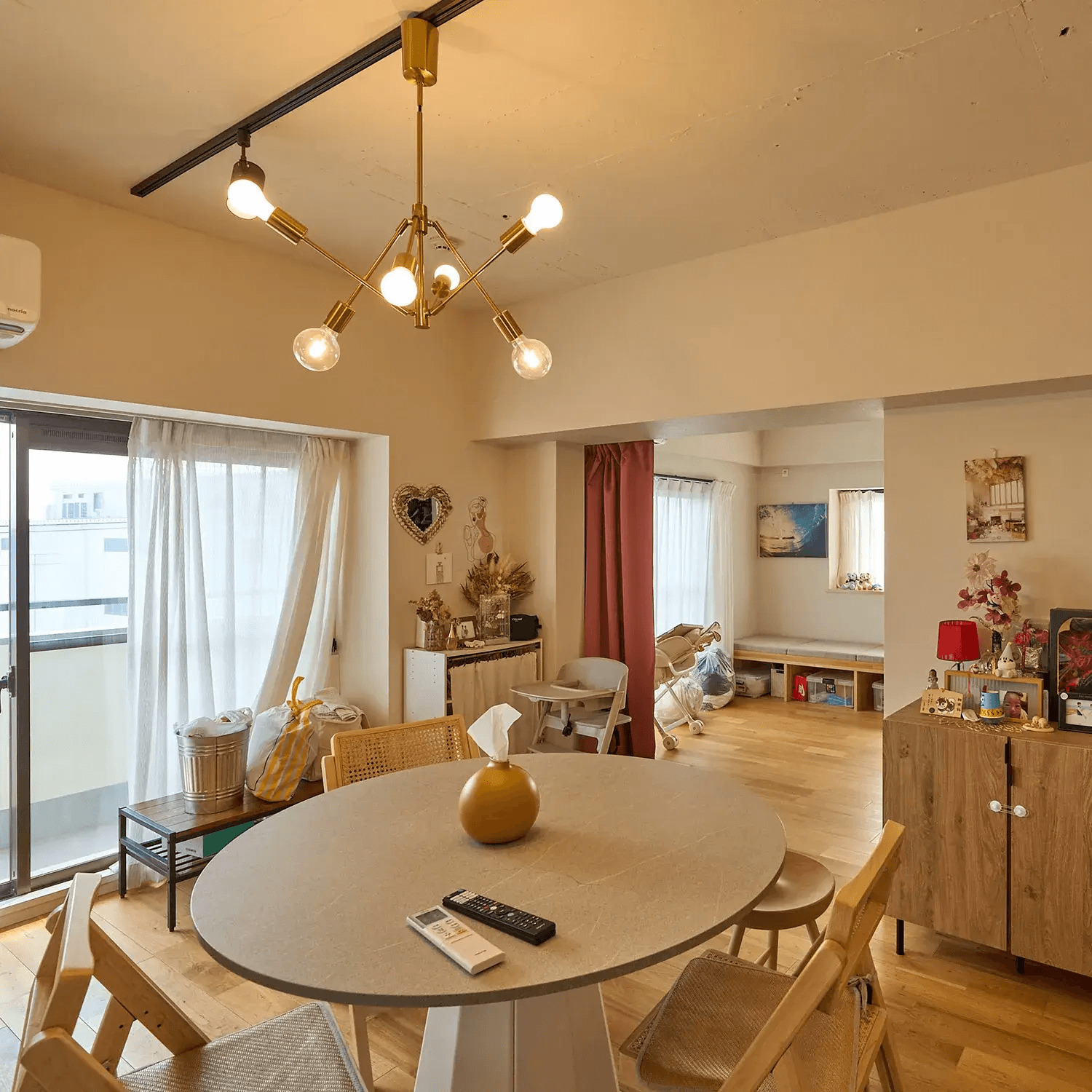 丸テーブルと真鍮の照明が印象的なリビングダイニング