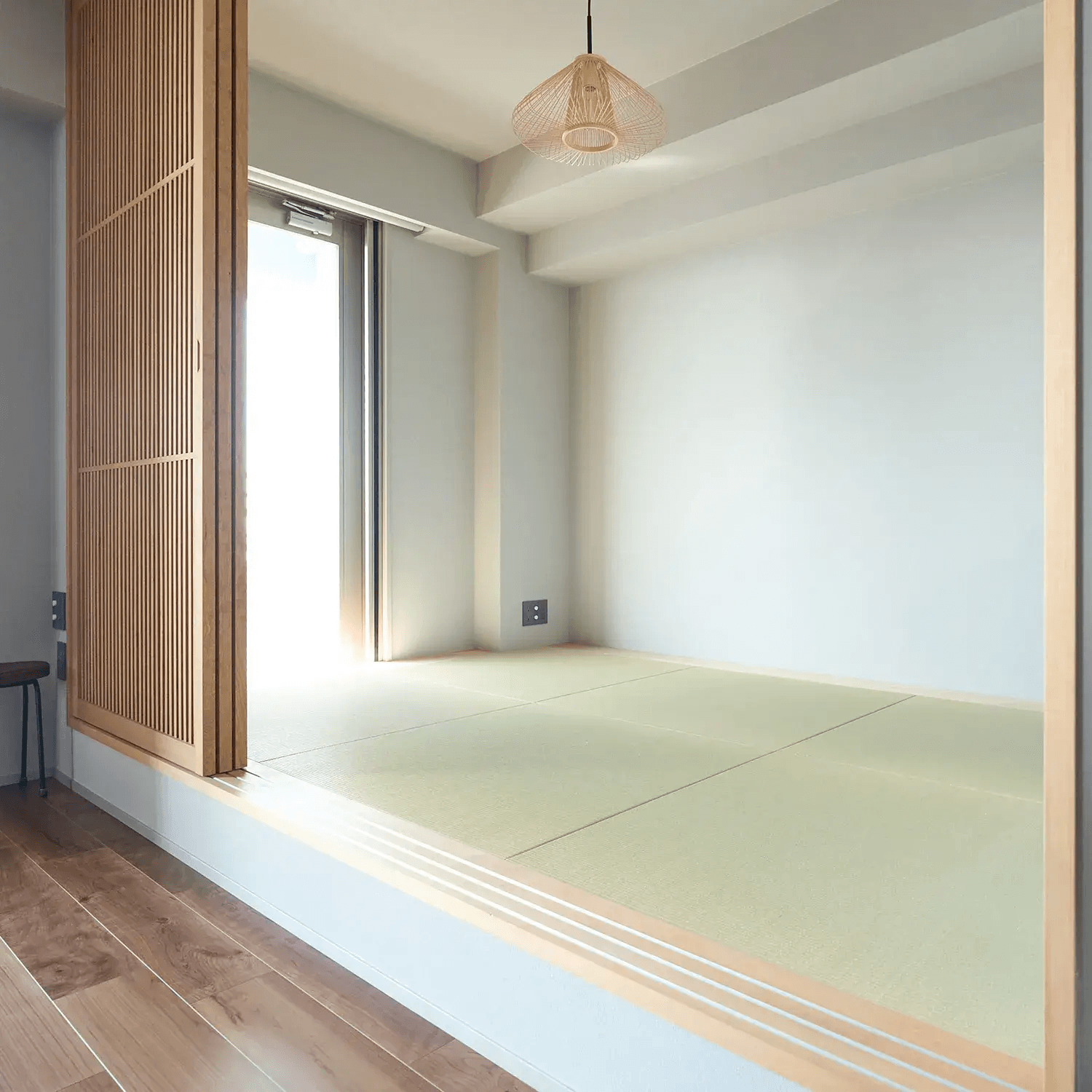 小上がりの畳スペースと格子戸のある和モダンな空間