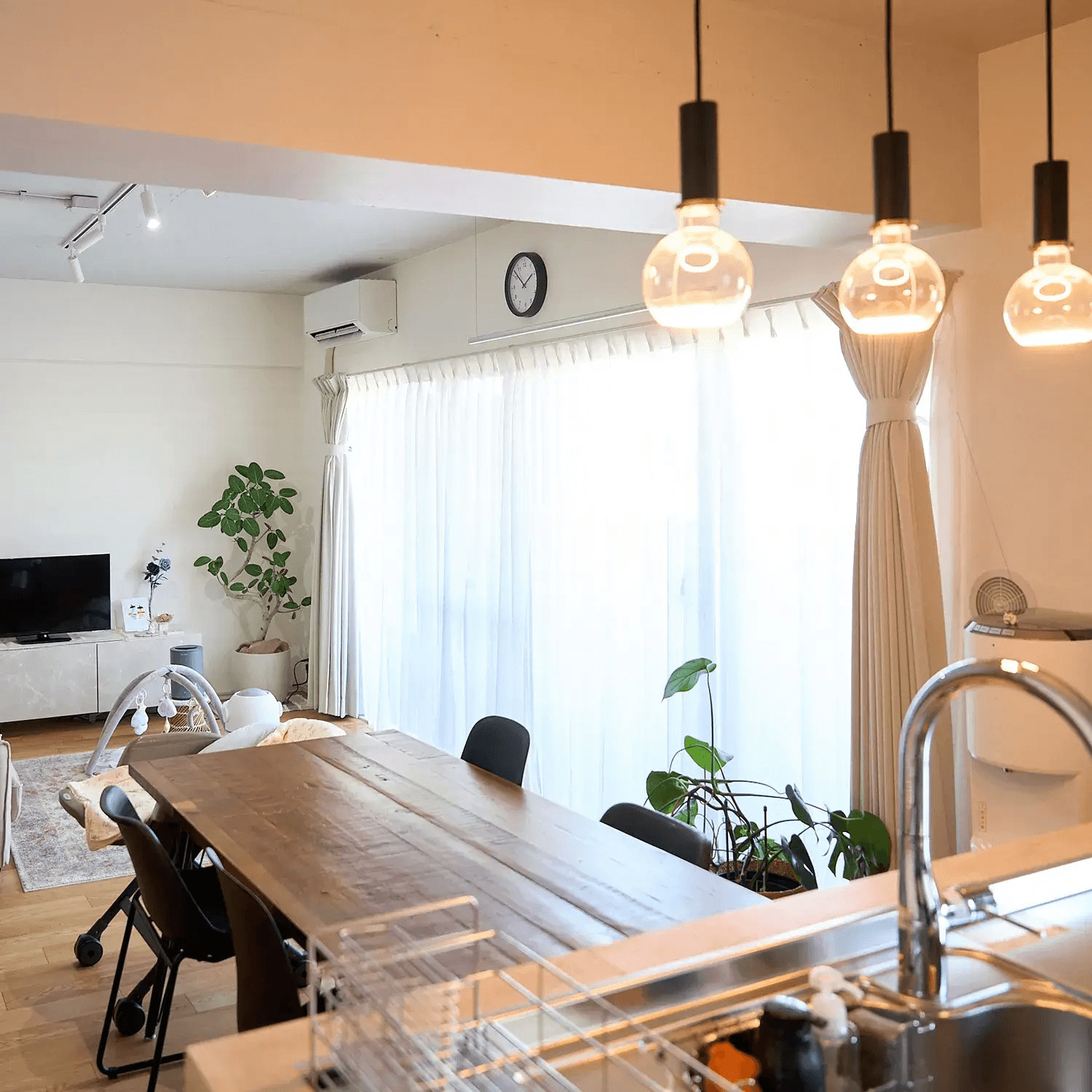 大きな窓から光が入る開放的なリビングダイニング