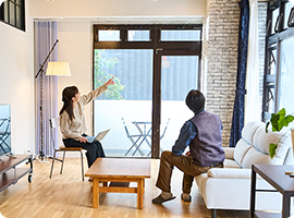 テーブルで相談する夫婦とスタッフ