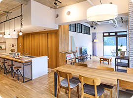 ショールームで説明を受ける様子