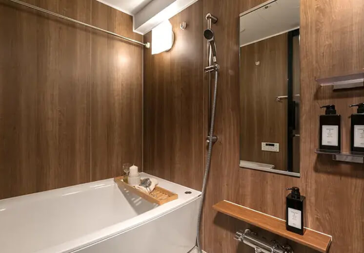 落ち着いたデザインのユニットバス空間