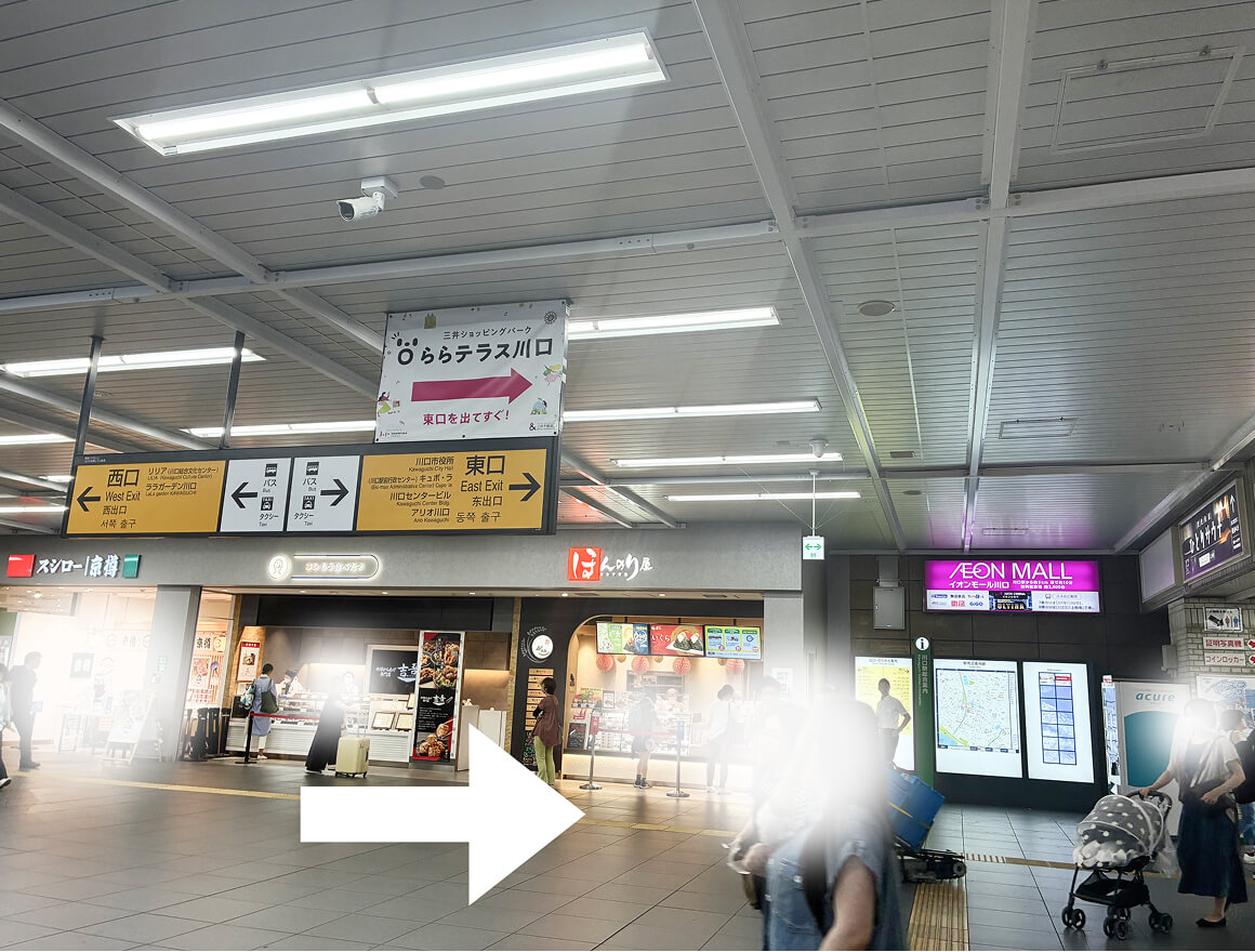 改札を抜けて東口方面へ