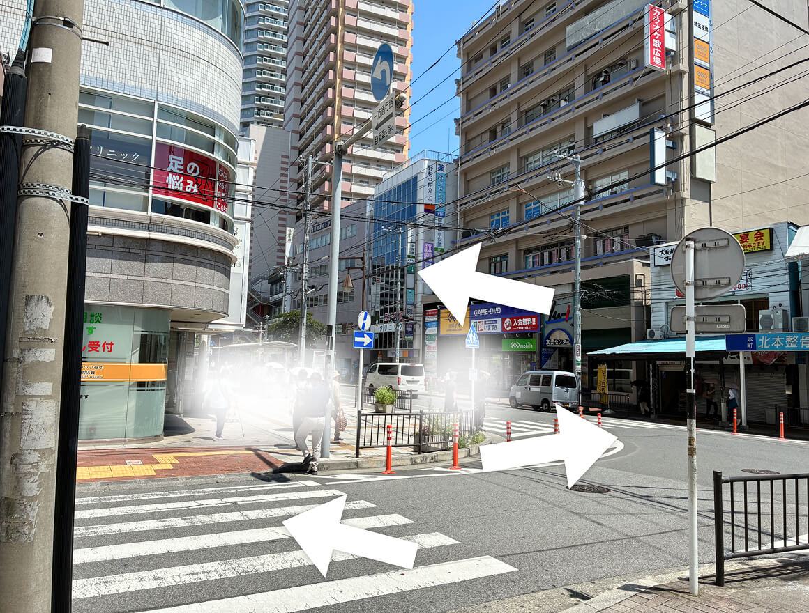 突き当りの交差点を左折し、すぐ右手の交差点を渡る