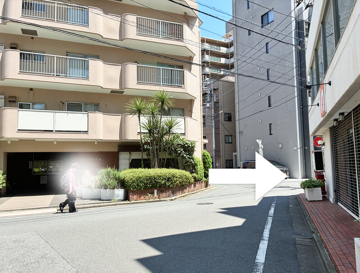 突き当りを右折しまっすぐ進む