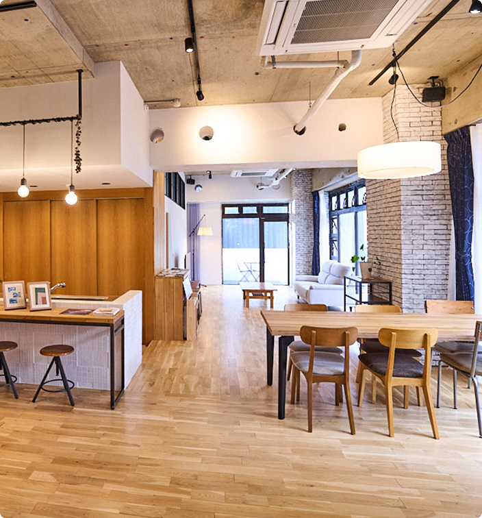 温かい照明のショールーム内観