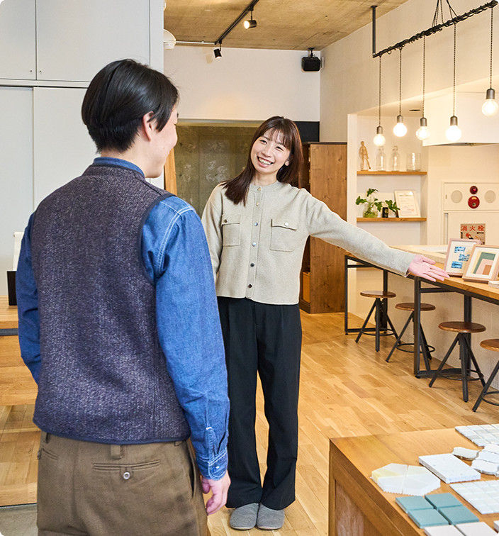テーブルと資料が並ぶ打ち合わせスペース