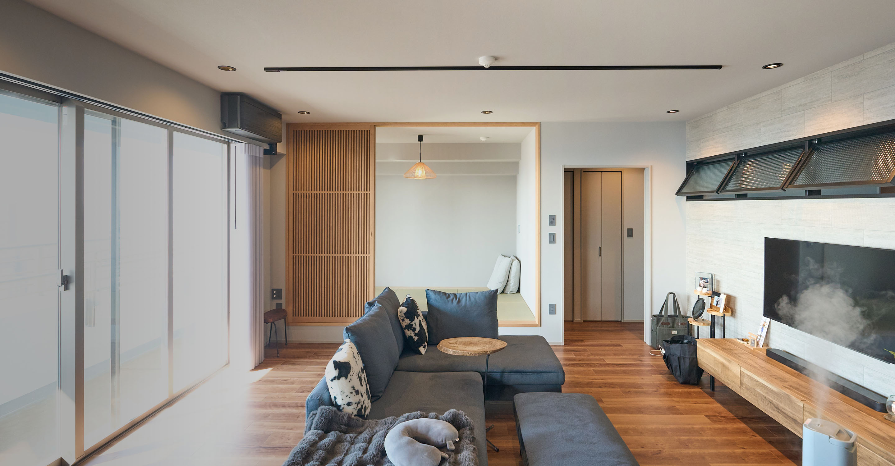 自然光が差し込むナチュラルな室内