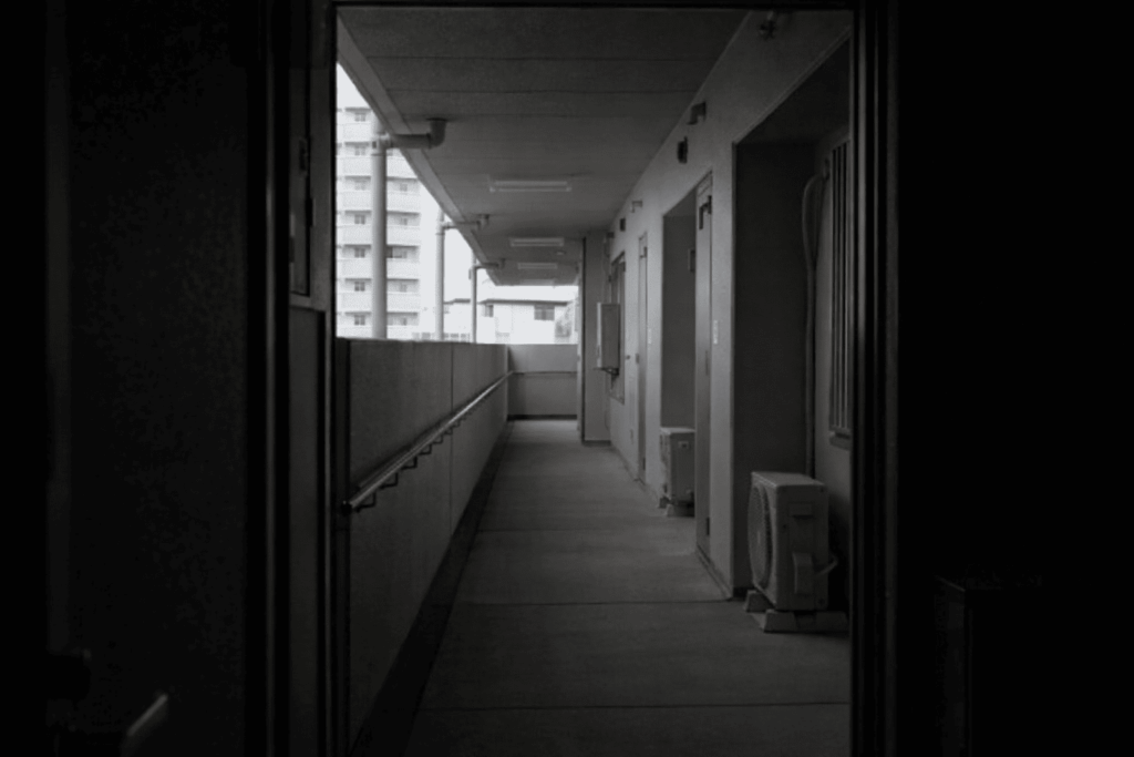 暗い共用廊下