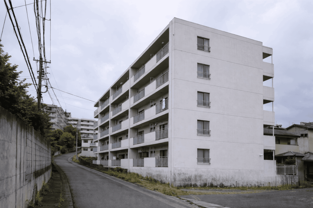 傾斜地で日当たりの悪いマンション